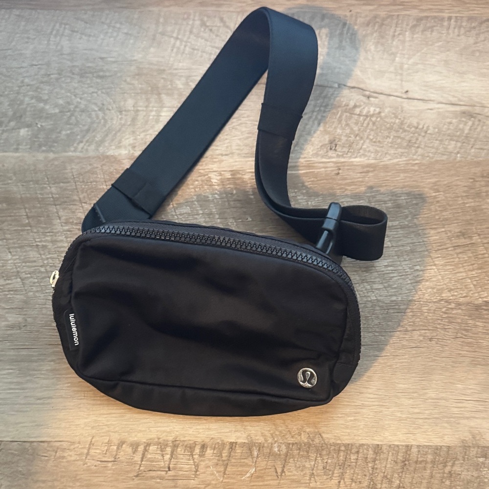 lululemon Everywhere Belt Bag Black O/S Adjustable Strap